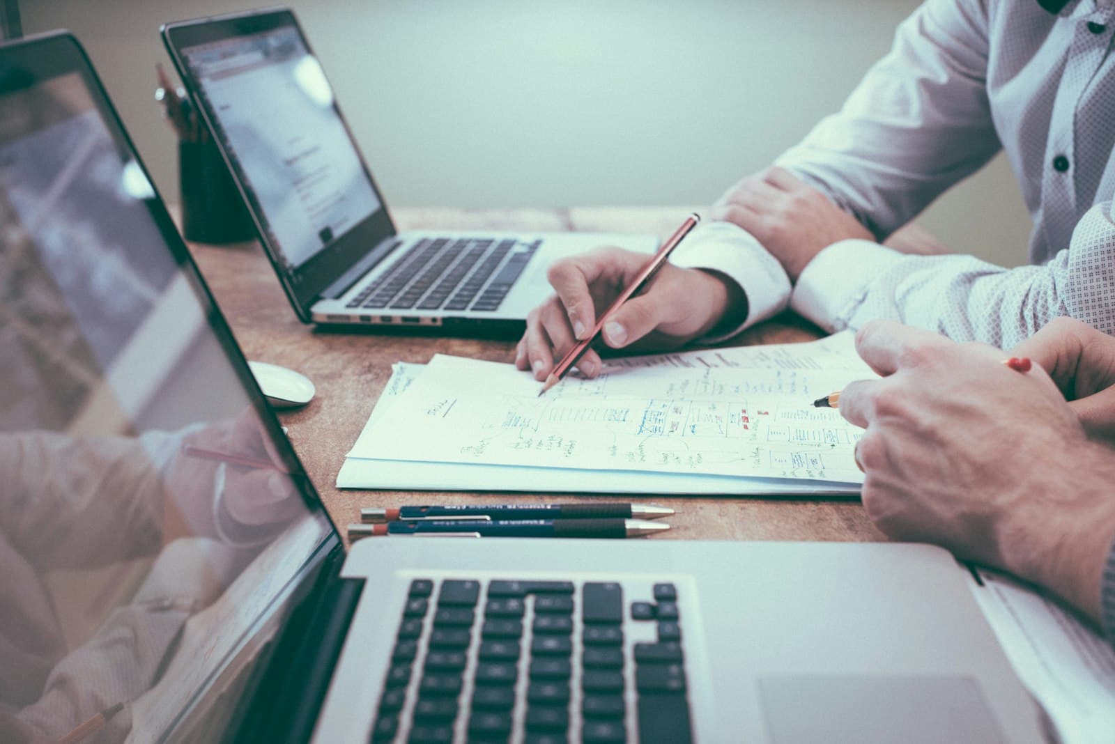 Ordinateur portable ouvert sur une plateforme de gestion administrative pour artisan facturant le secteur public