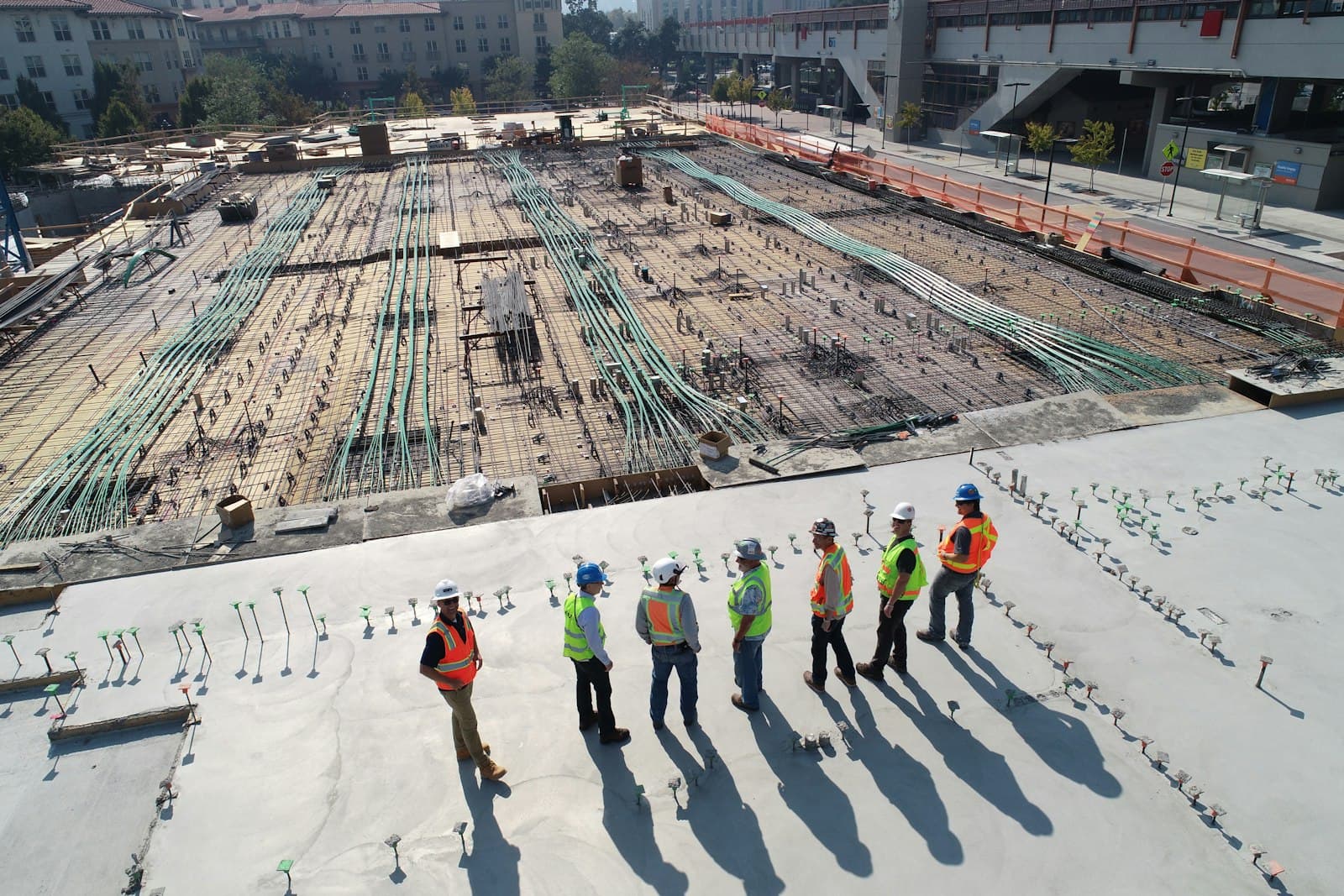 Chantier de construction avec ouvrier prenant des notes sur tablette