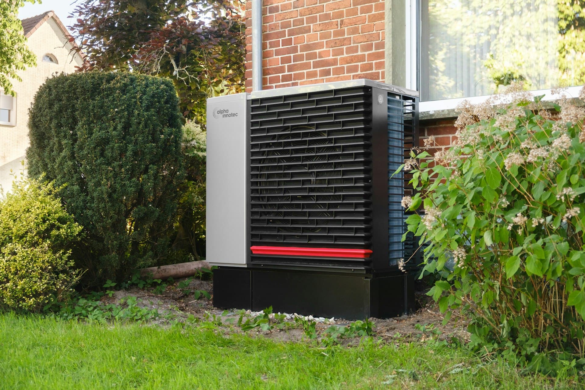 Pompe à chaleur installée en façade d'une maison rénovée énergétiquement