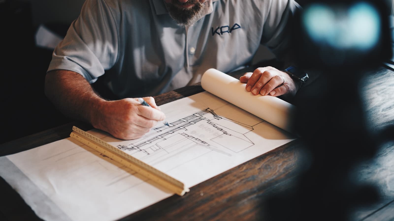 Équipe d'artisans du bâtiment sur un chantier en cours d'organisation